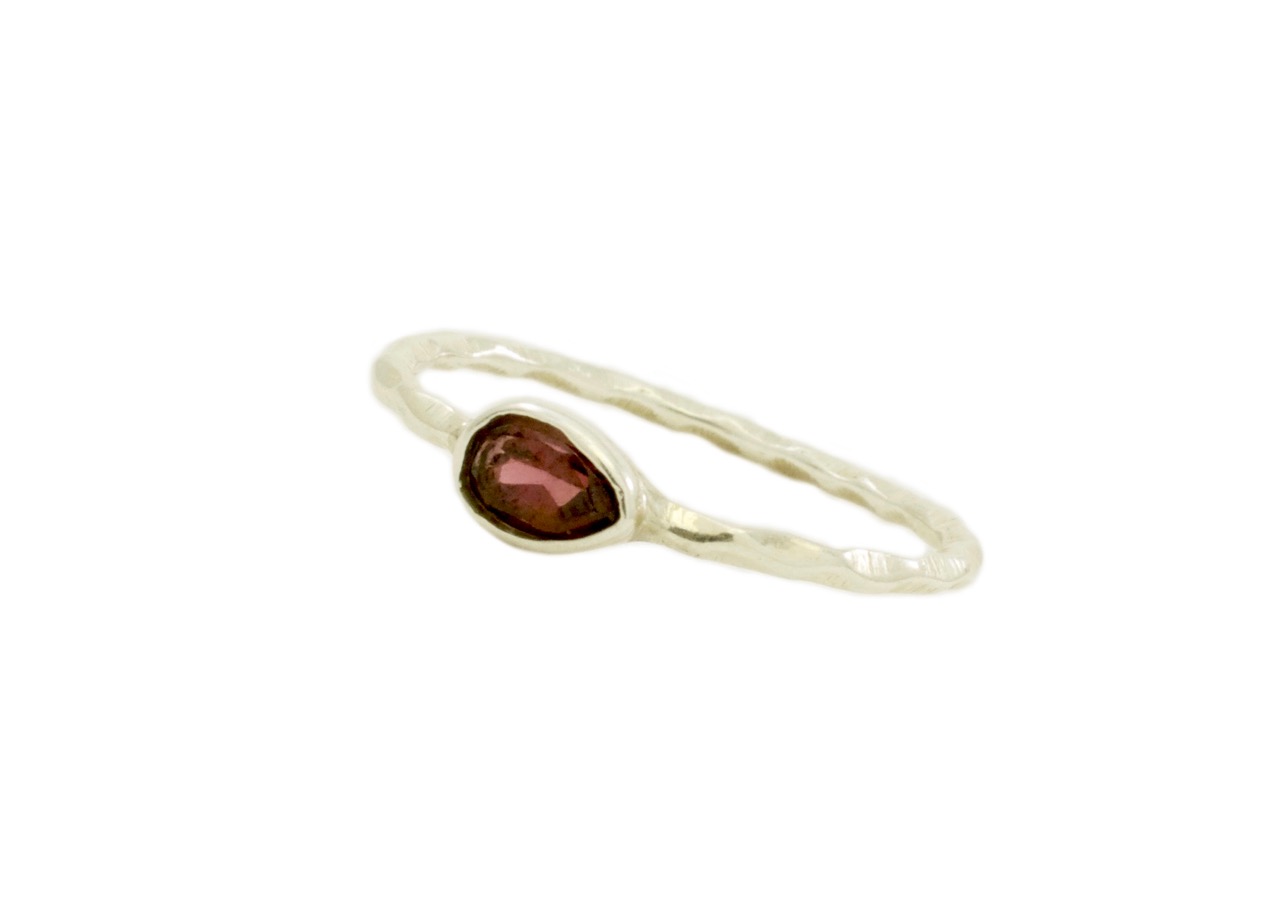 Small stack ring silver and garnet – R1590