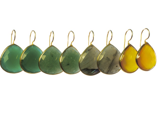 Dikke tear druppels in een setting: groene onyx, jade, labradoriet, gele onyx E 1418-V