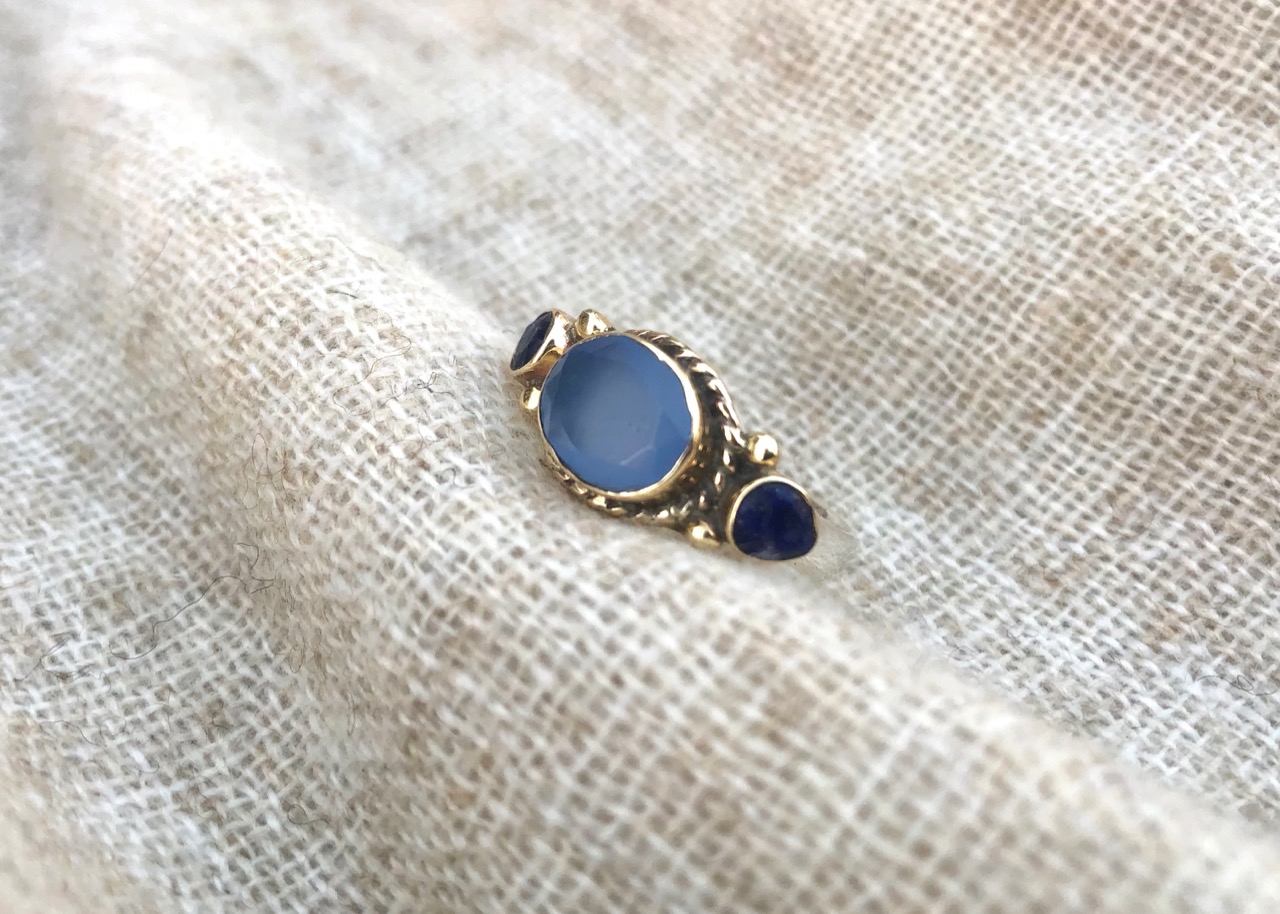 Mogul ring chalcedony and lapis R1268